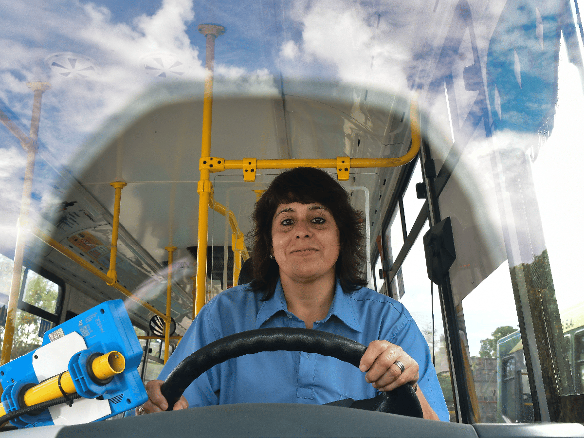 Mujeres de todo el país podrán inscribirse en registro para conducir micros y no pagarán la licencia