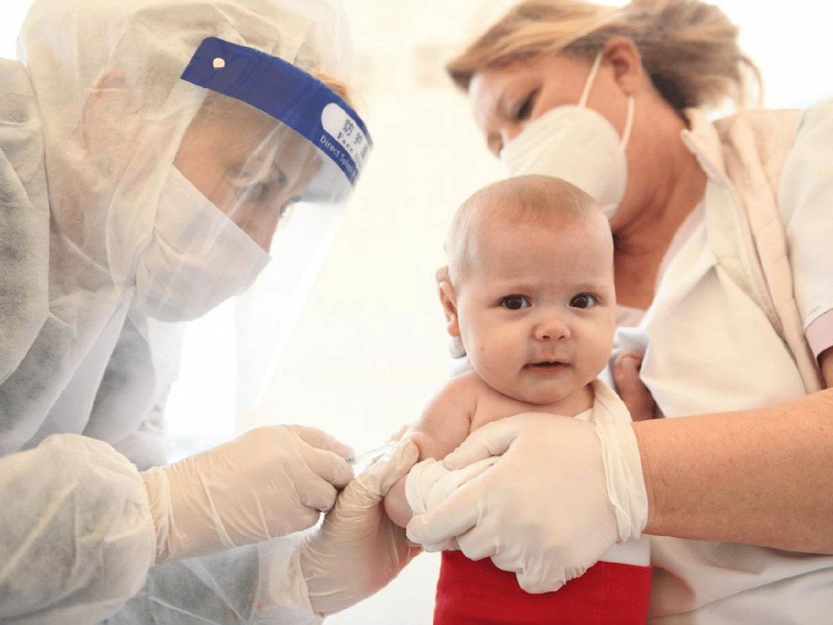 Advierten una "catástrofe absoluta" por el atraso en la vacunación de niños