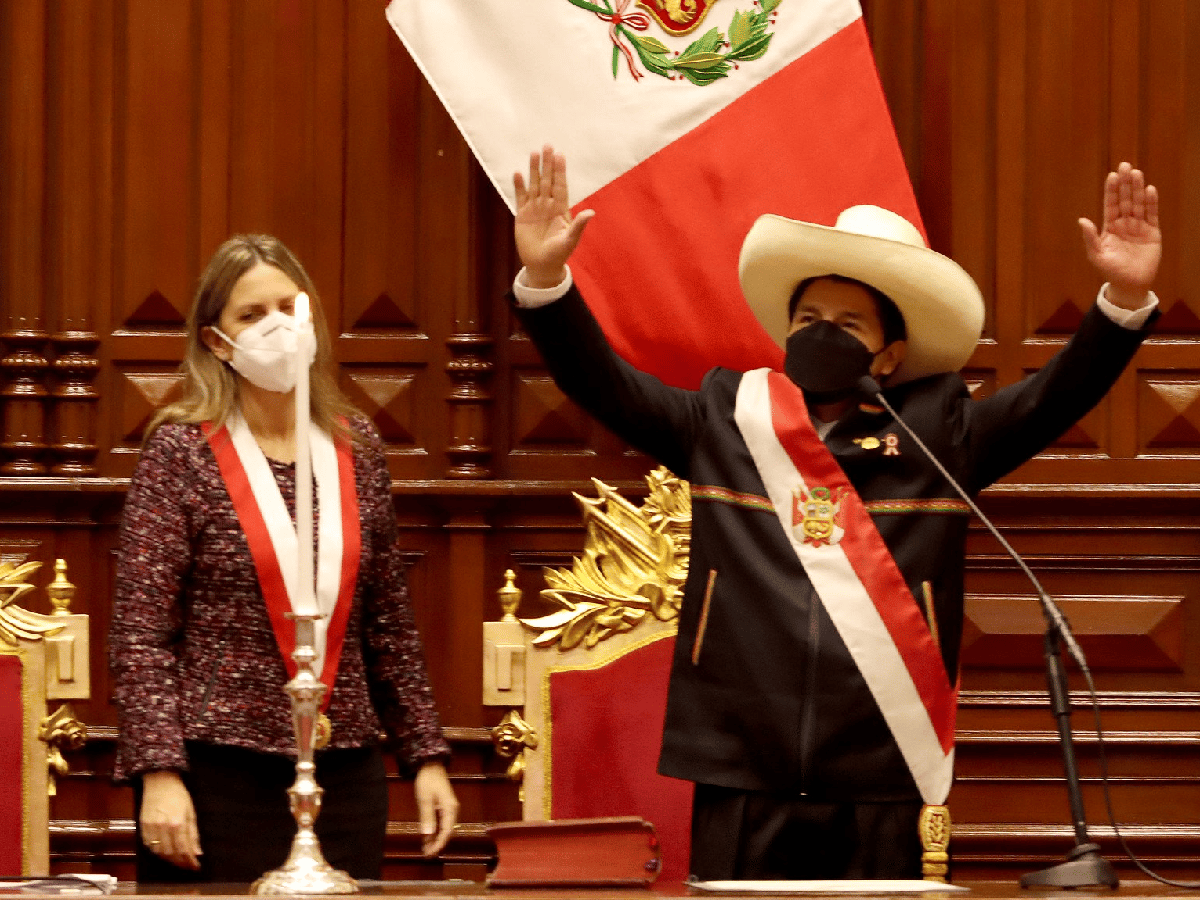Asumió Pedro Castillo: prometió un "cambio responsable" y un "golpe de inversión pública" en Perú