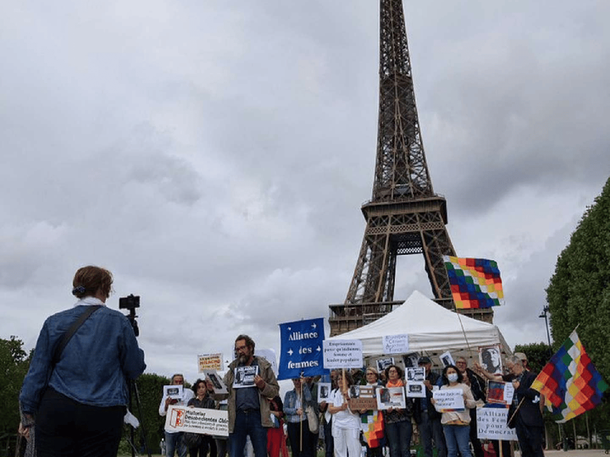 Insólita protesta: pidieron por la liberación de Milagro Sala frente a la Torre Eiffel