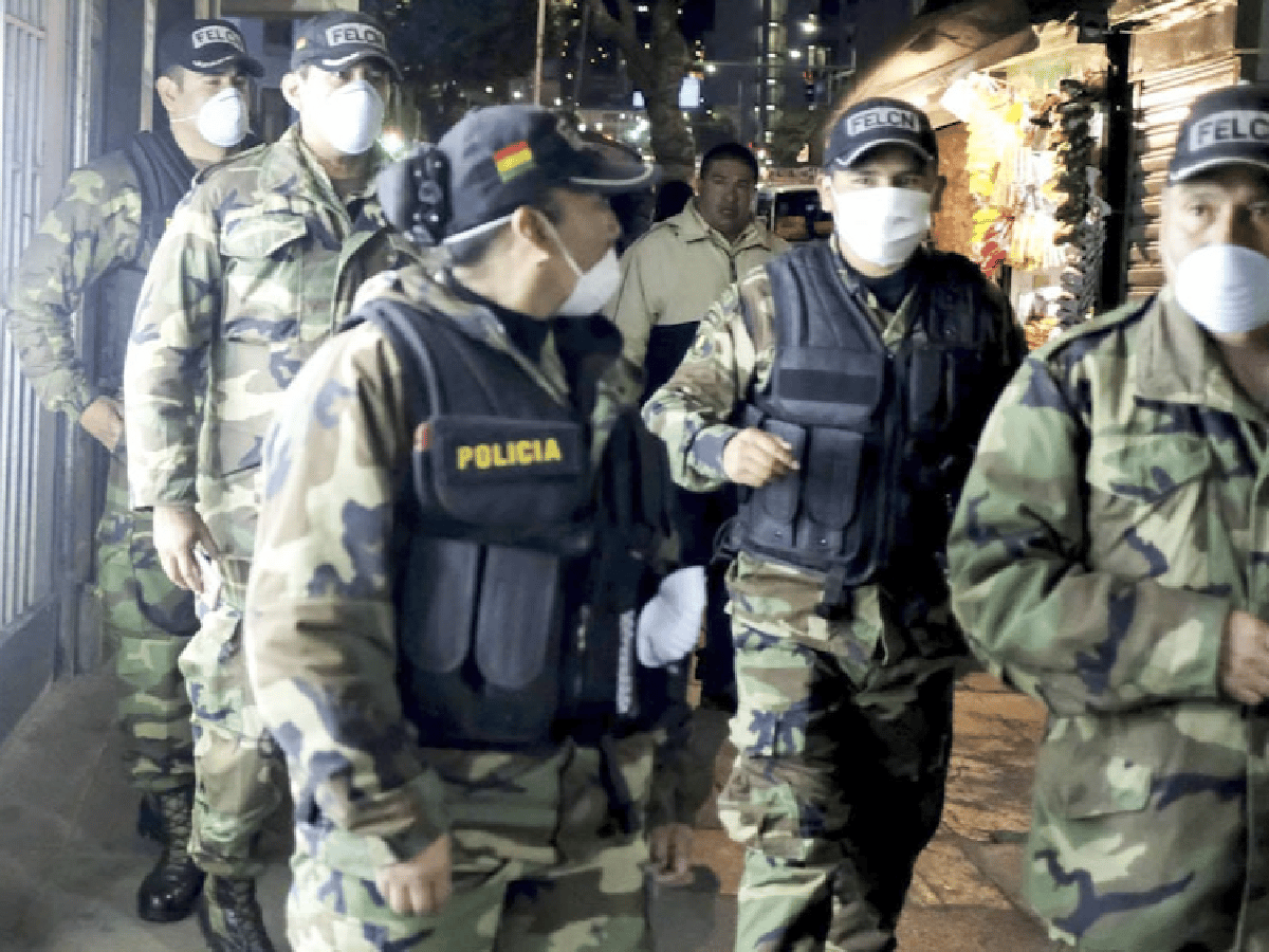 La Policía boliviana encontró parte del material represivo que envió el Gobierno de Macri