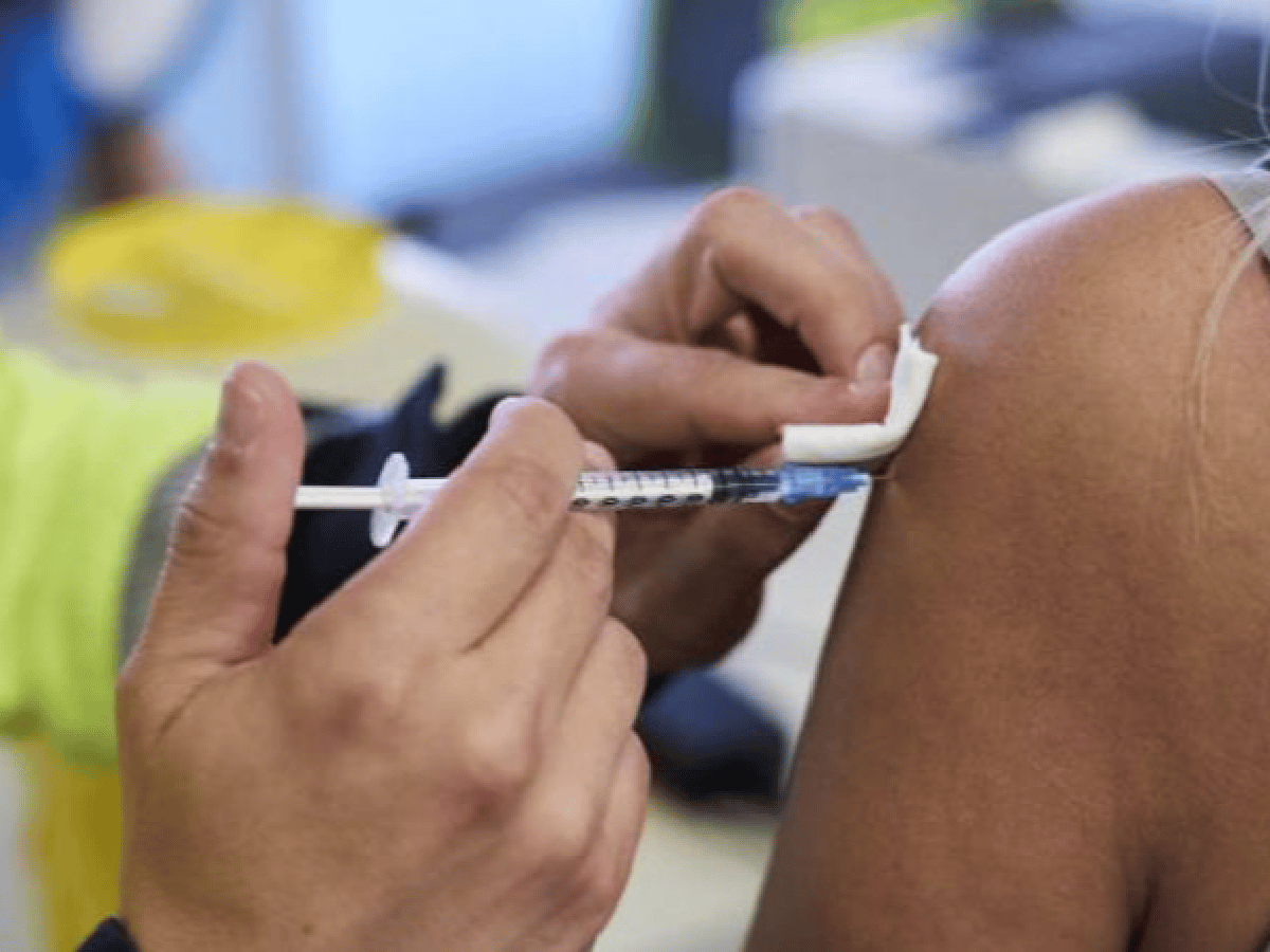 Comienzan a vacunar adolescentes en todo el país con comorbilidades