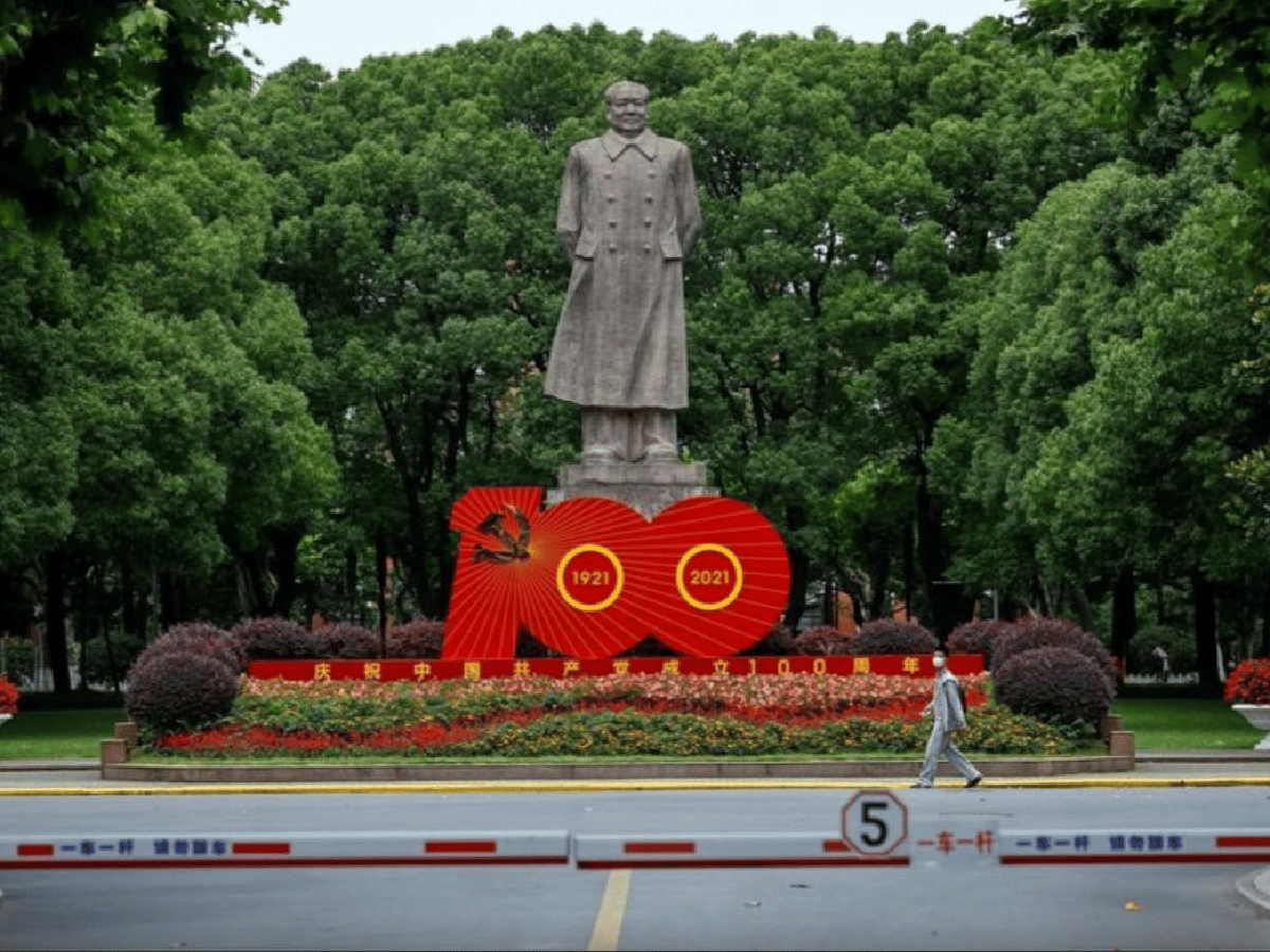 China festeja los cien años del Partido Comunista vacunando a mil millones de personas y liberando dosis para Argentina