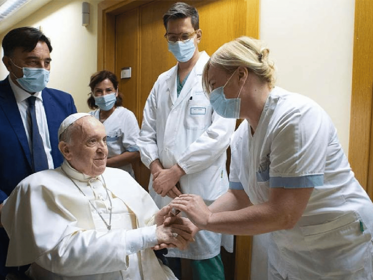 Francisco volvió al Vaticano tras 10 días internado por una operación de colon