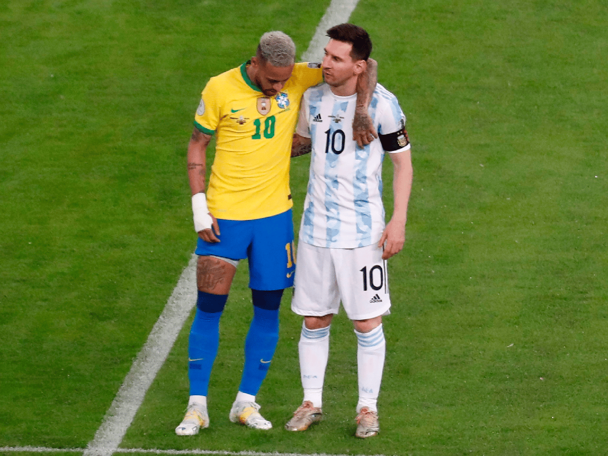 Messi consoló con un largo abrazo a su amigo Neymar
