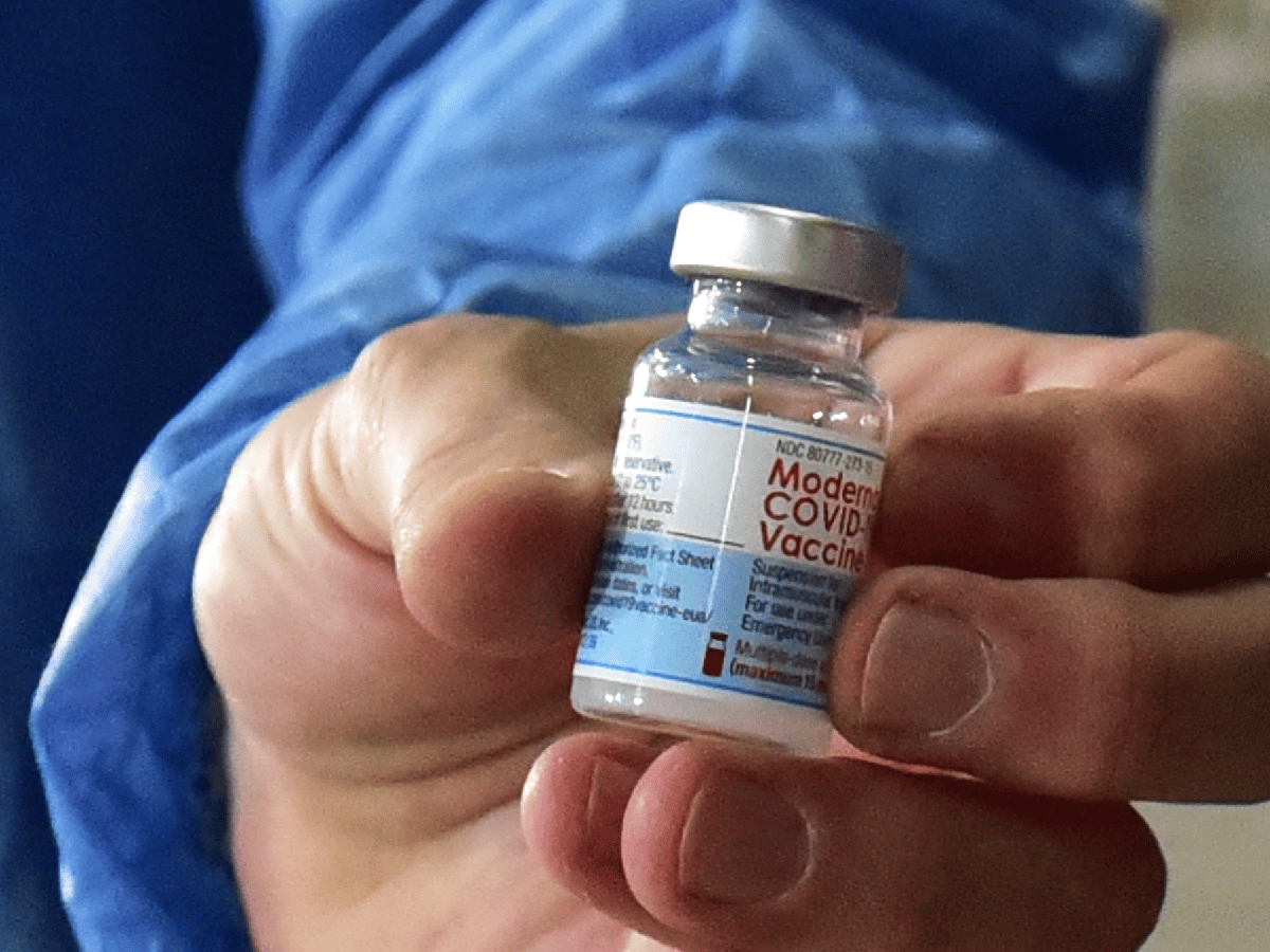 Infectóloga sostiene que la combinación de vacunas "daría una inmunidad más robusta"
