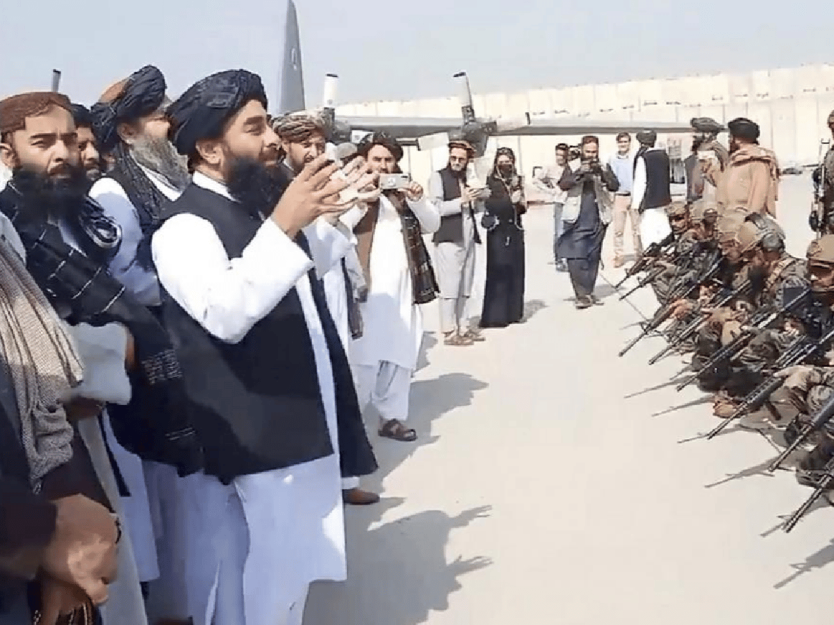 Los talibanes declaran la "completa independencia" de Afganistán