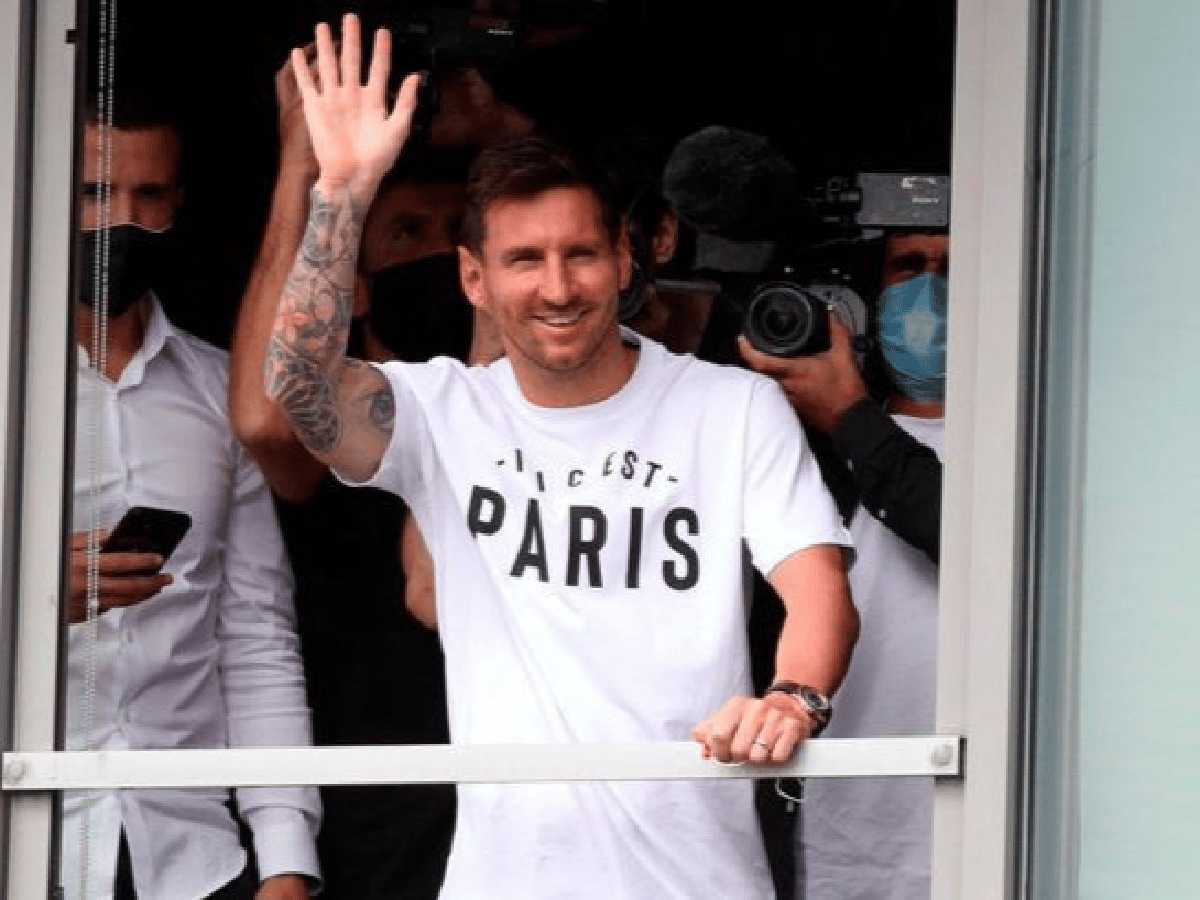 Messi llegó a París en un vuelo privado junto a su familia para firmar con el PSG
