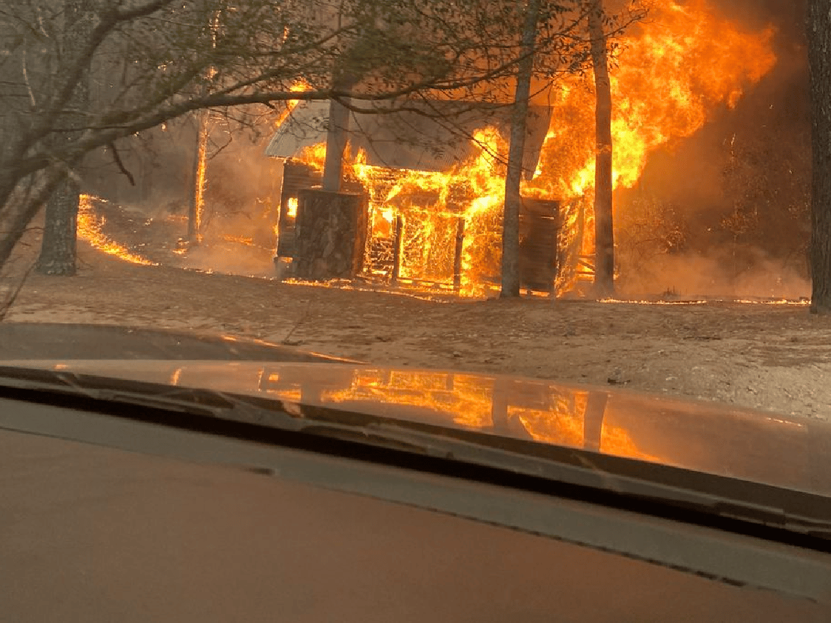 Incendios en el Valle de Calamuchita: luchan para que el fuego no llegue a las casas