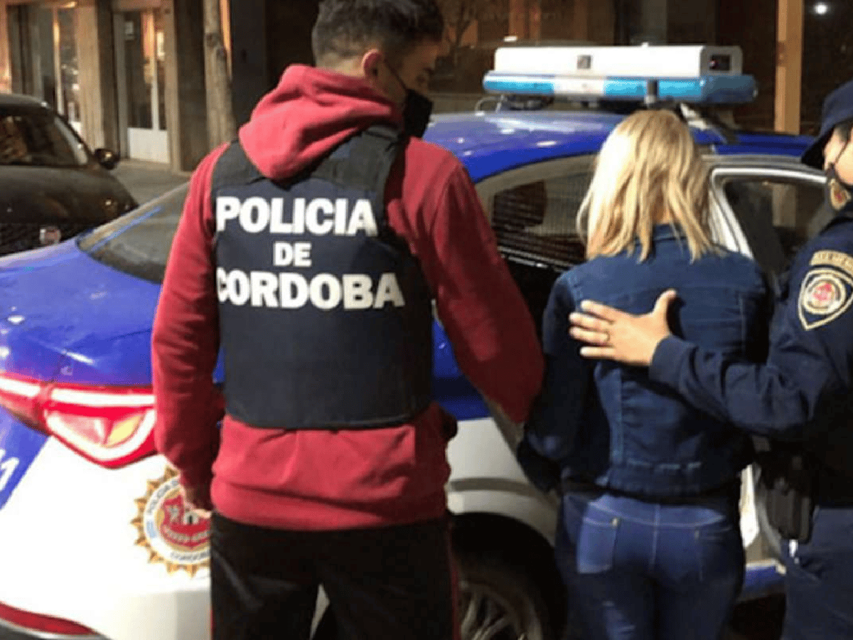 Una pareja en Córdoba intentó vender a su beba a otro matrimonio: quedaron imputados junto con una abogada que los asistió
