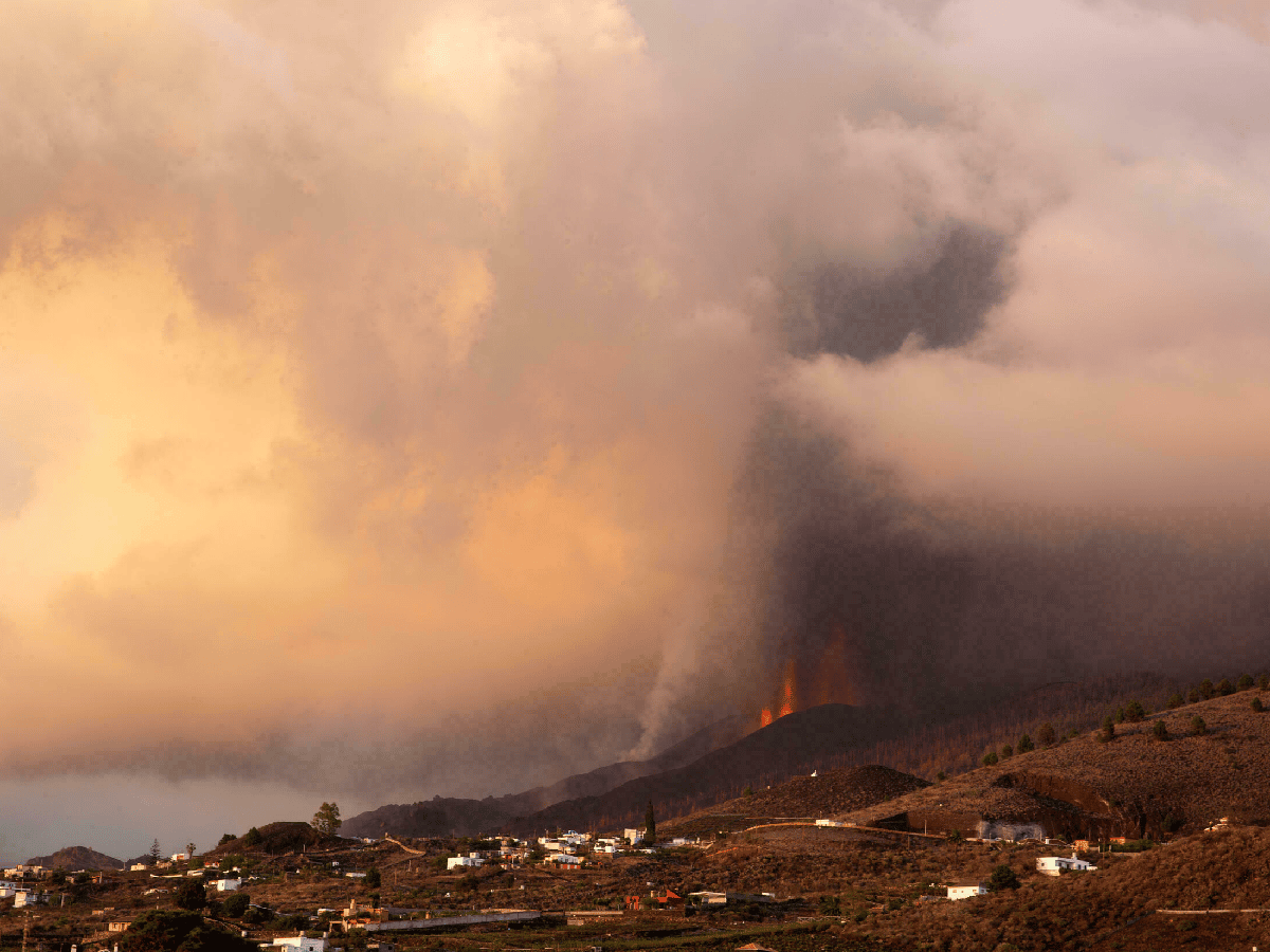 La lava del volcán Cumbre vieja ya abarca 10 hectáreas en el mar