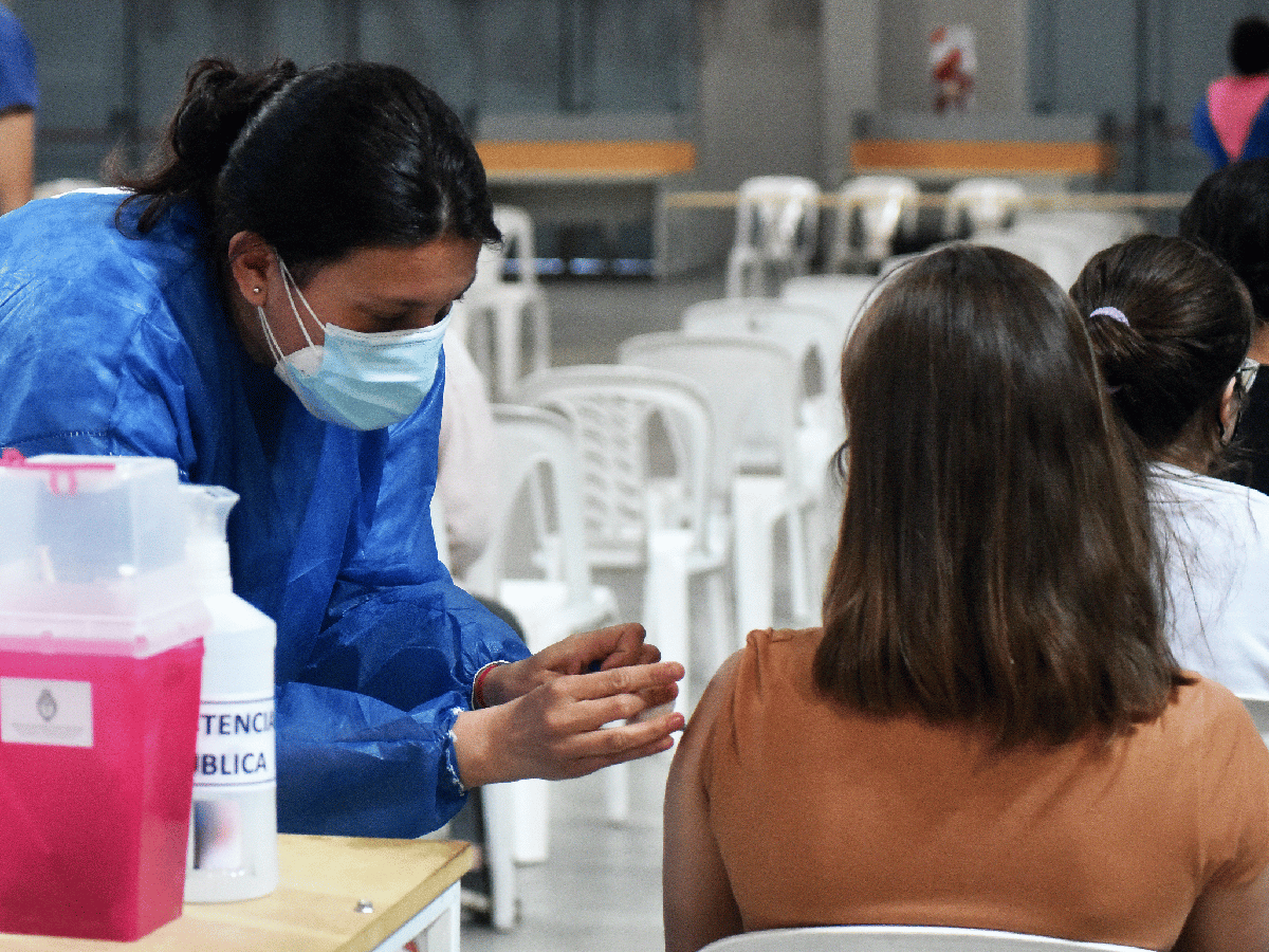 Covid: cerca de 2,5 millones de personas completaron el esquema de vacunación en Córdoba 