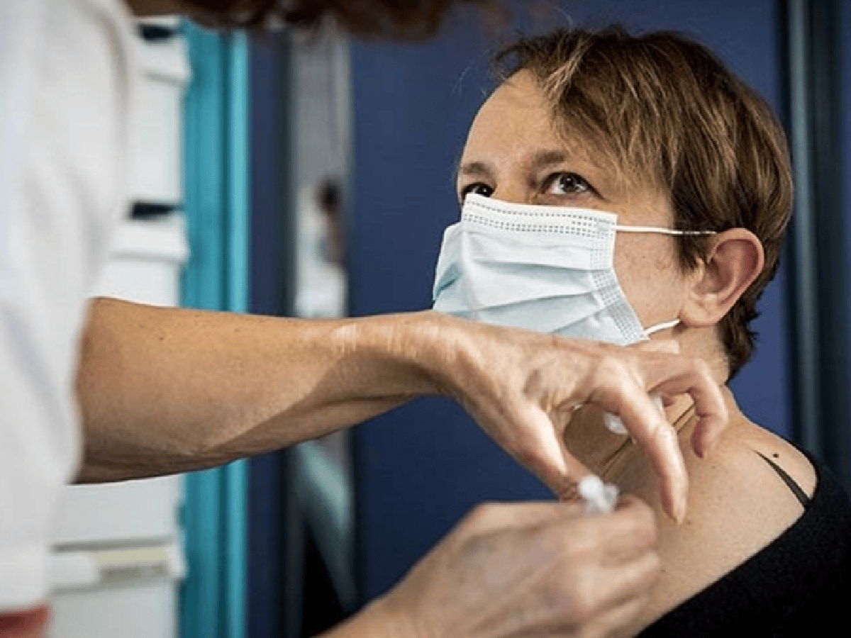 Francia advirtió que suspenderá a trabajadores de la salud que no estén vacunados