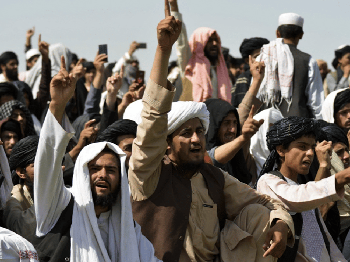 Los talibanes pidieron que "los refugiados afganos vuelvan al país" al reunirse con el jefe de Acnur