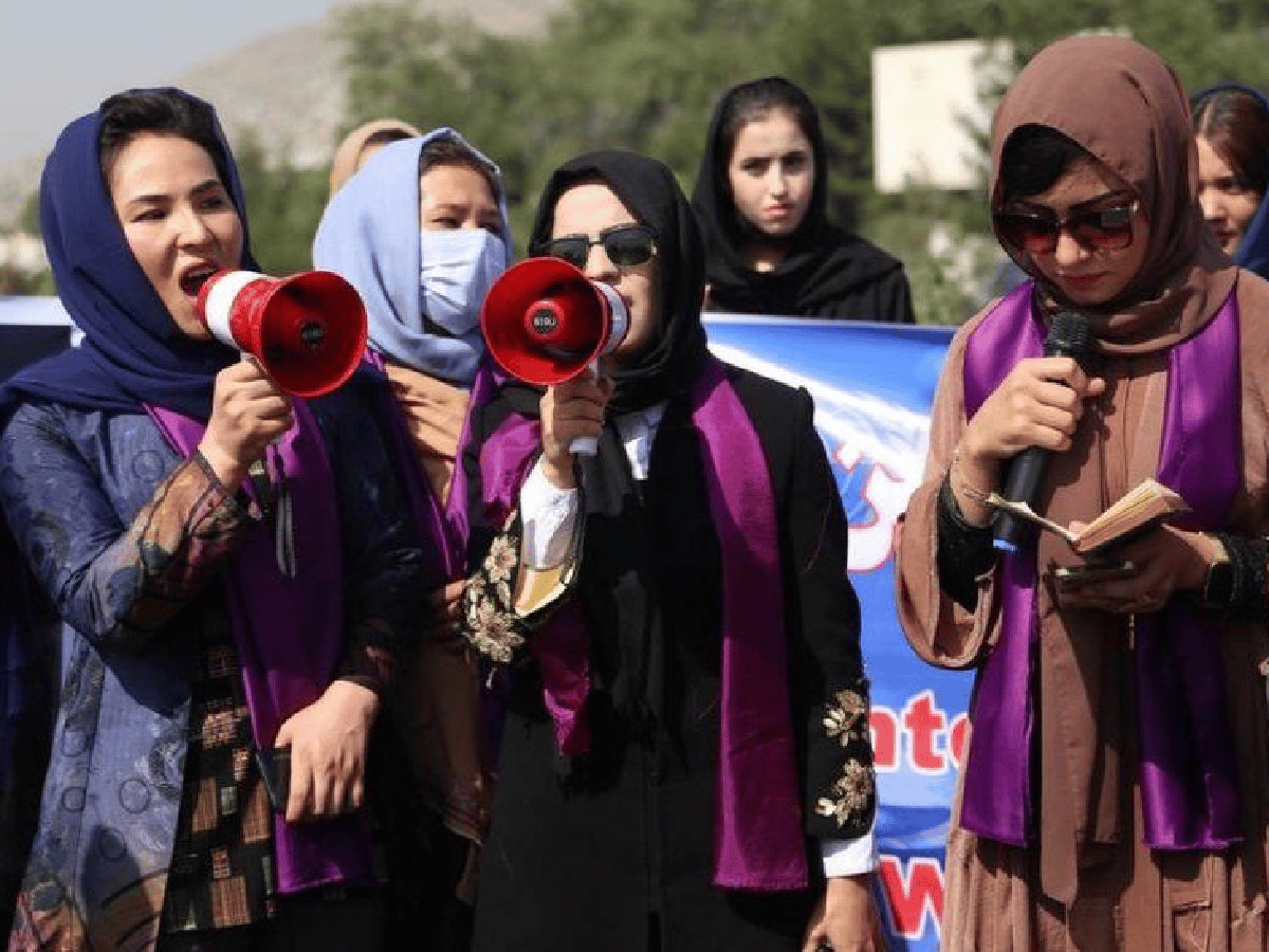 Las mujeres de Kabul vuelven a protestar exigiendo la garantía de sus derechos