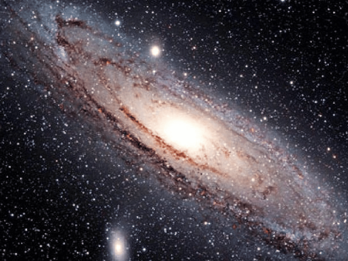 Astrónomos descubren una cavidad gigante en la Vía Láctea, rodeada de dos nebulosas