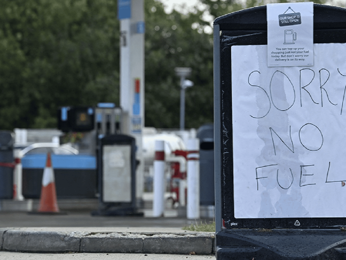Con el Ejército y civiles, el gobierno británico busca suplir la escasez de combustible