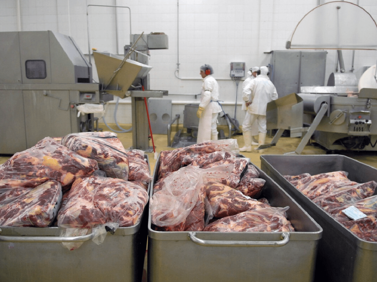 Pese a las restricciones a la exportación, el consumo de carne cayó en agosto
