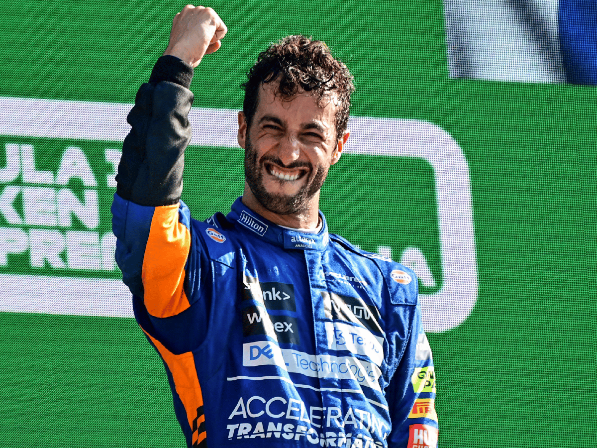 Ricciardo aprovechó el choque de los favoritos y festejó en Italia