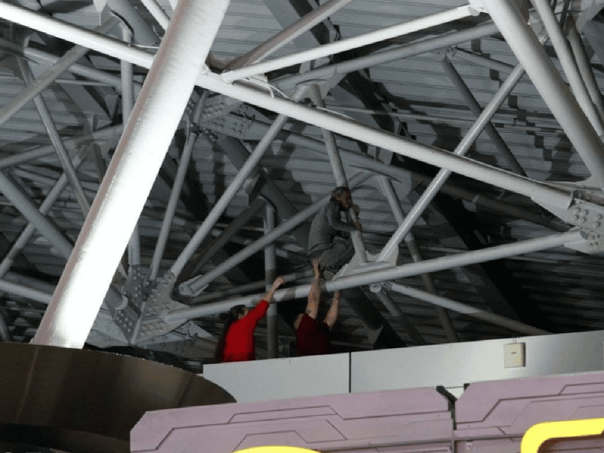 Un cubano varado en el aeropuerto de Moscú subió al techo para llamar la atención