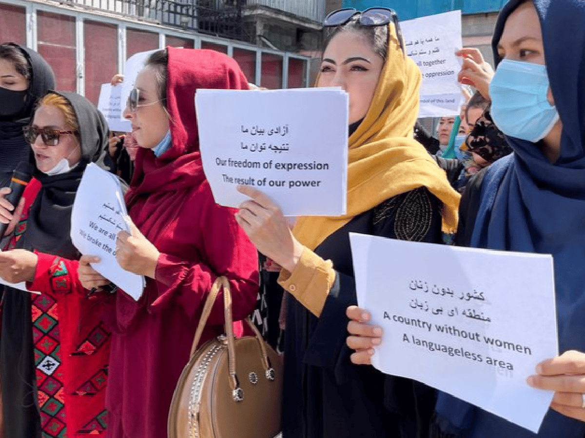 Los talibanes atacaron con gases lacrimógenos y tiros al aire una nueva marcha de mujeres en Kabul