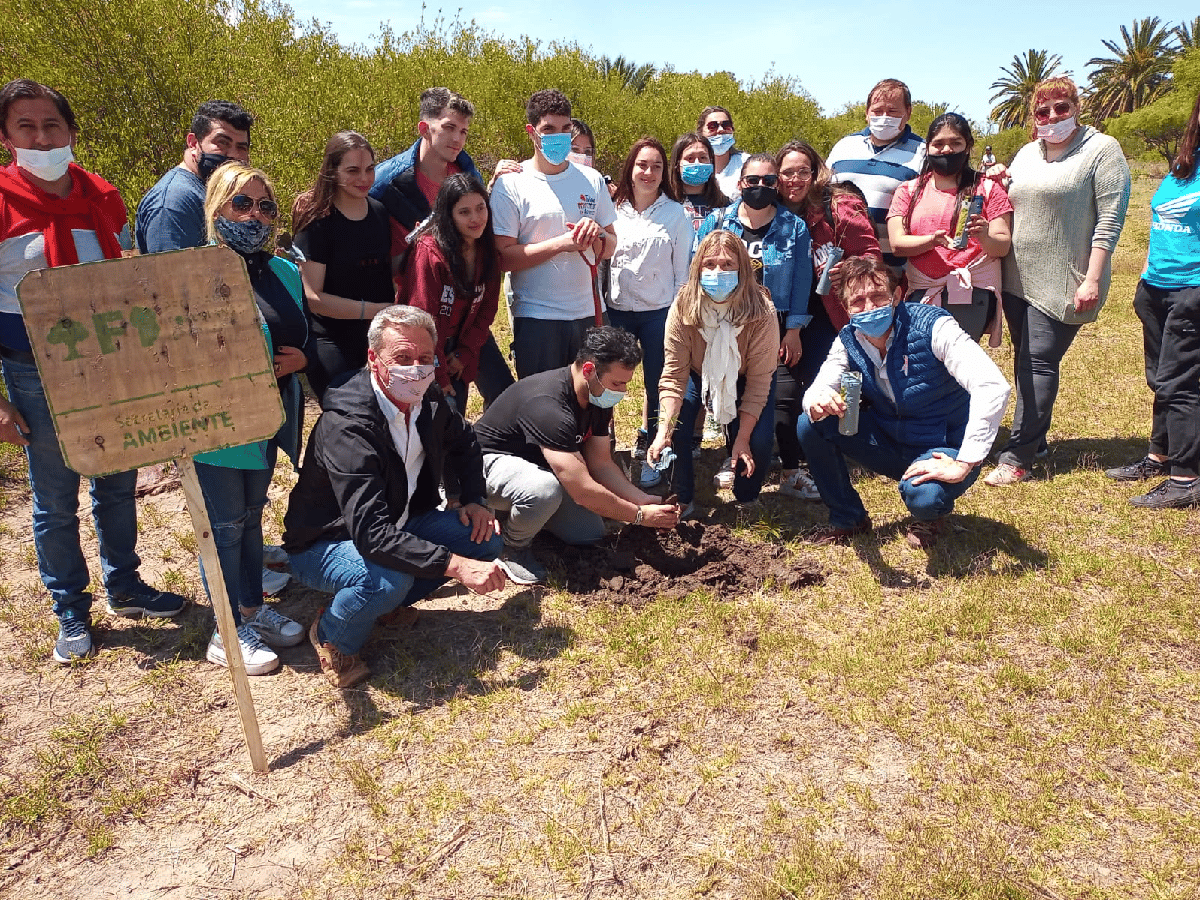 Ecomovida en Miramar: jóvenes limpiaron la costa y reforestaron       