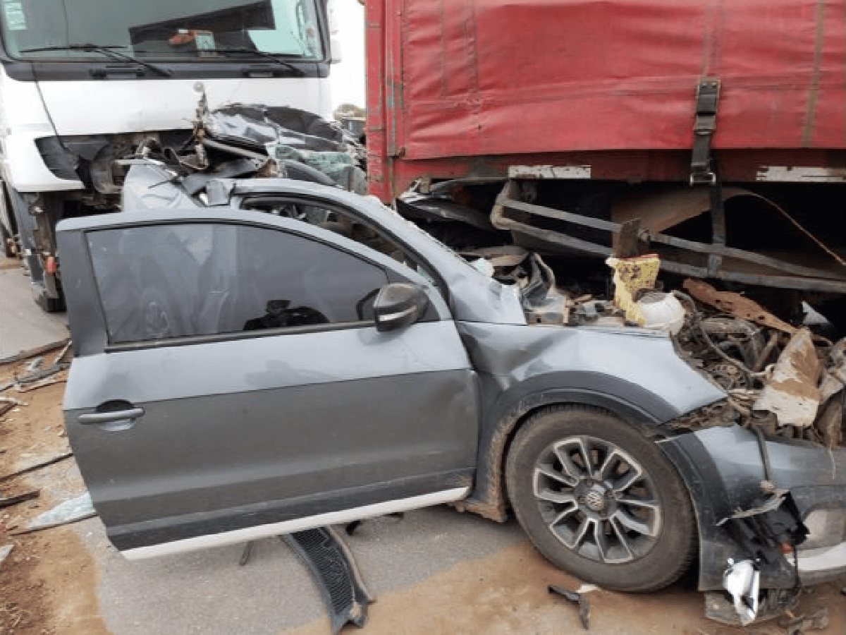Autopista Córdoba-Rosario: violento choque entre autos y camiones por el temporal