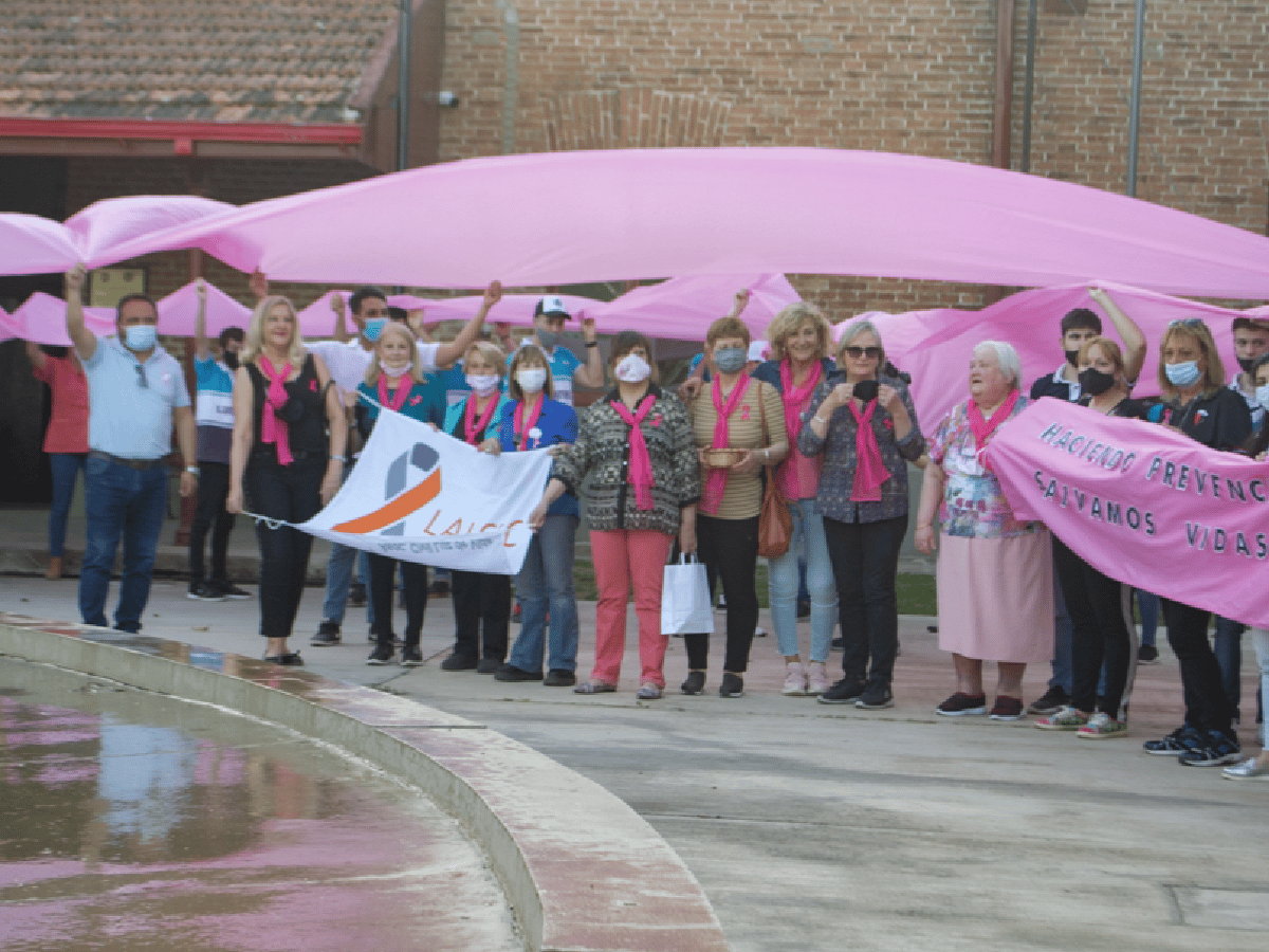 Caminatas, charlas y lazos rosa para prevenir el cáncer de mama      