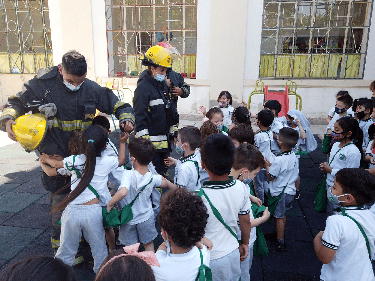 Los bomberos visitaron un jardín de infantes y fueron la atracción de los pequeños