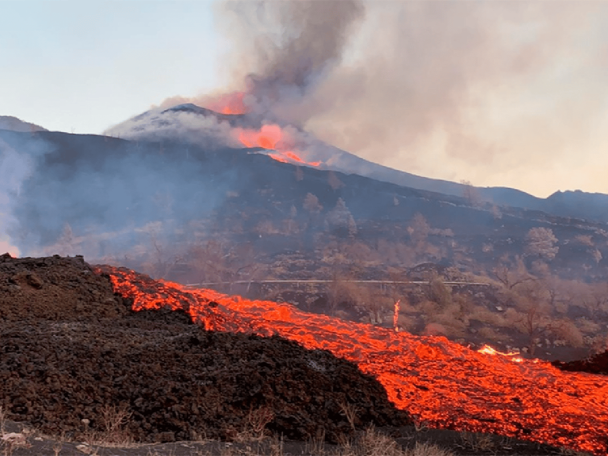 España: a un mes de la erupción del volcán de La Palma, no hay perspectiva de que cese
