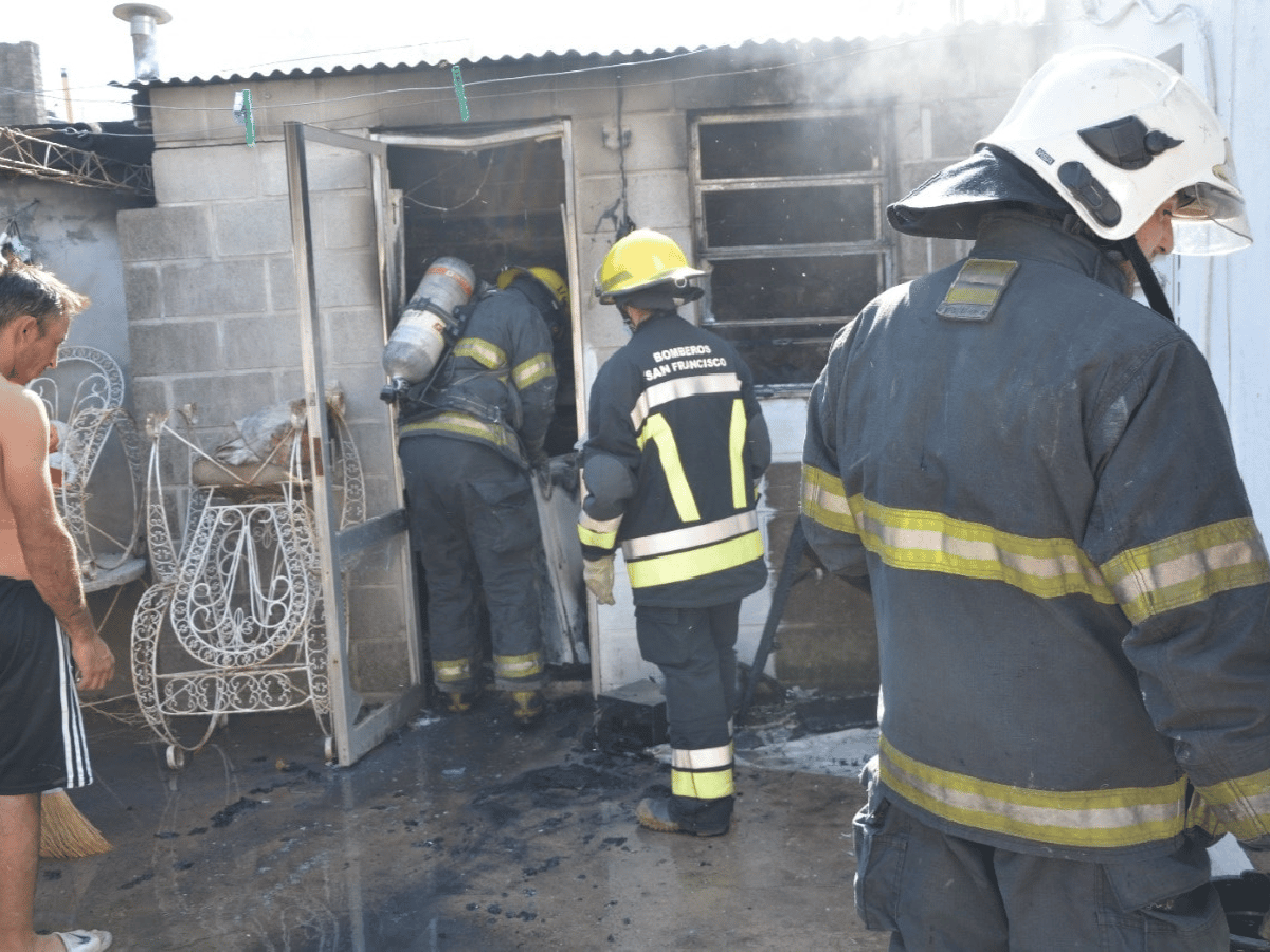 Bomberos combatieron el incendio en una casa 