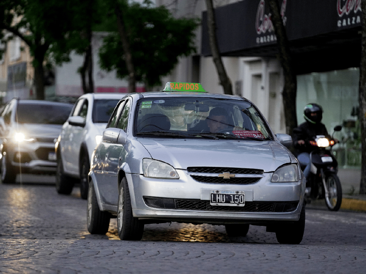 Remiseros y taxistas  tienen más demanda pero  menos autos en la calle  