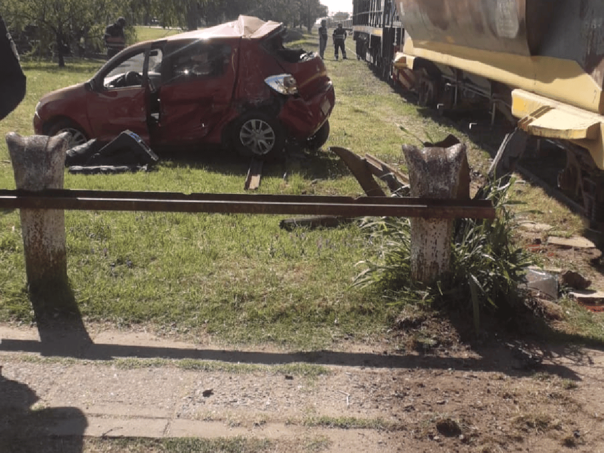 Un tren embistió a un automóvil en  la ciudad y la conductora resultó ilesa 