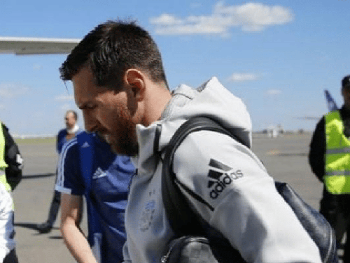Messi llegó al país para sumarse al seleccionado argentino