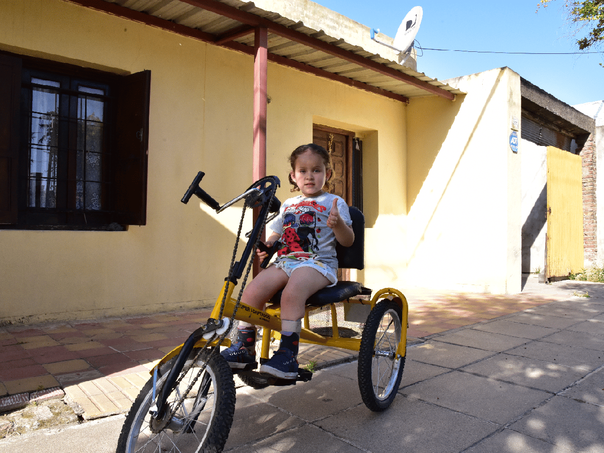 La bici amarilla de Ema que la pone en movimiento y le da más libertad  