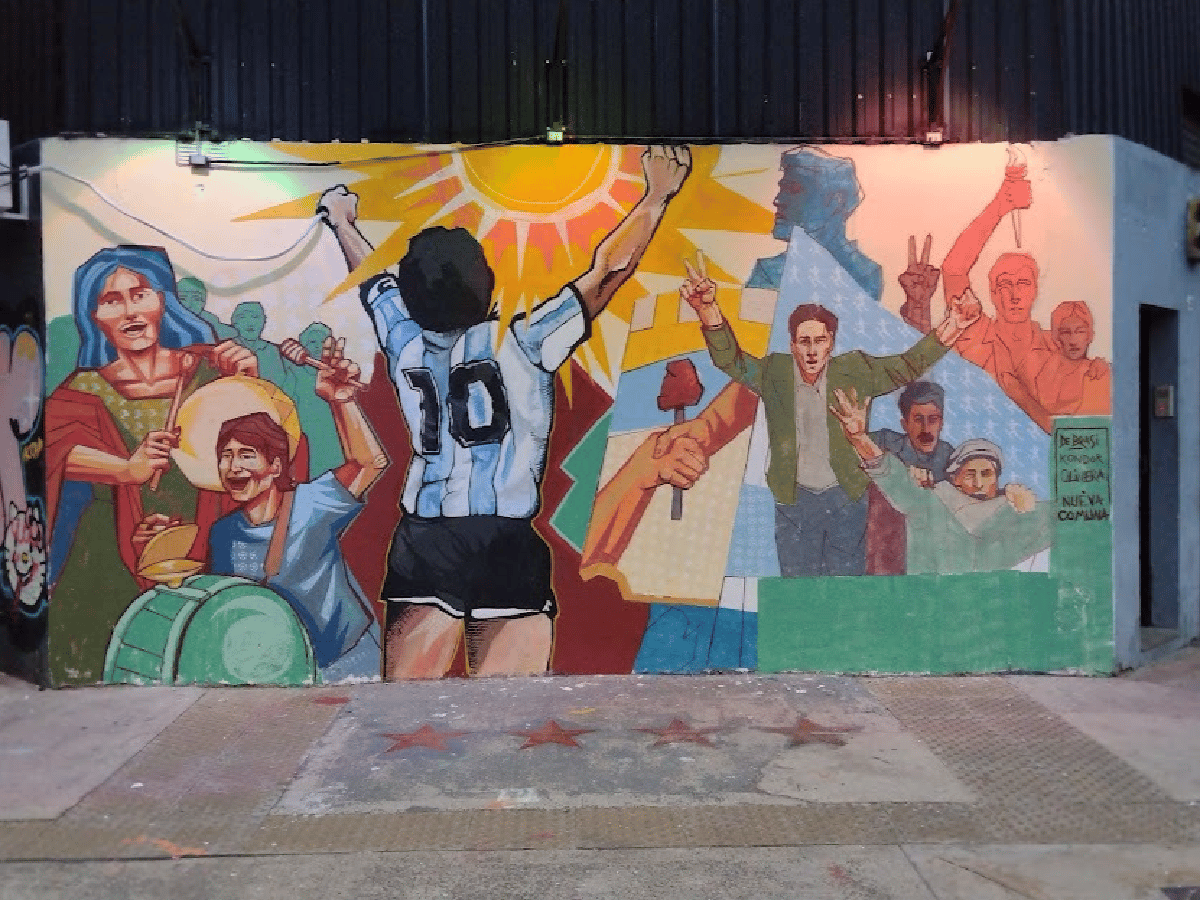 Taparon un mural de Maradona