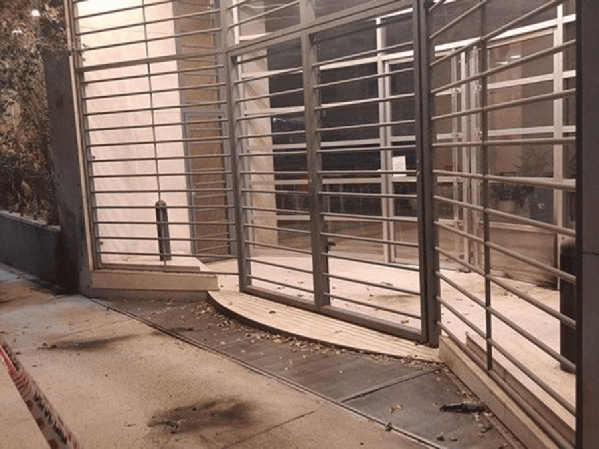 Atacaron con bombas molotov el edificio del diario Clarin 