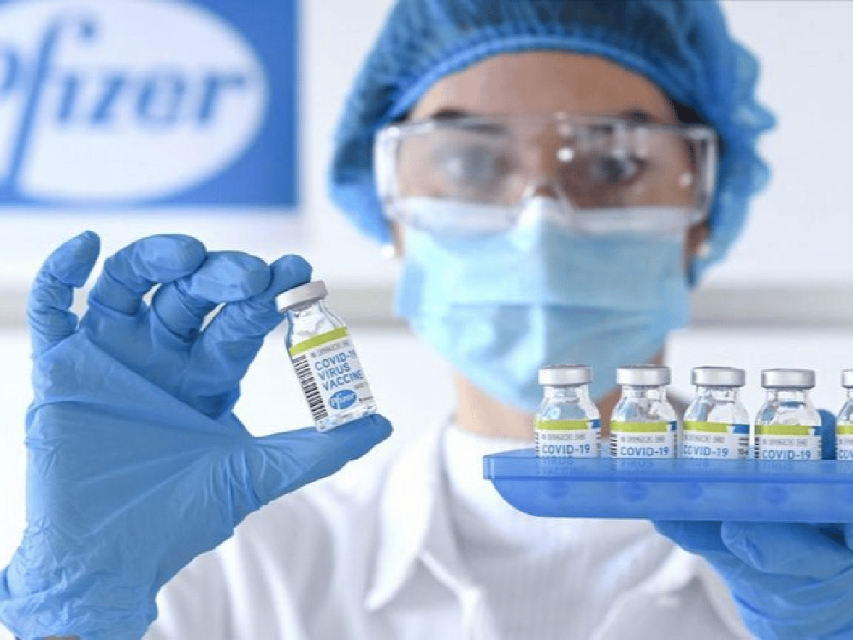Pfizer anunció que su tercera dosis "neutraliza" a Ómicron