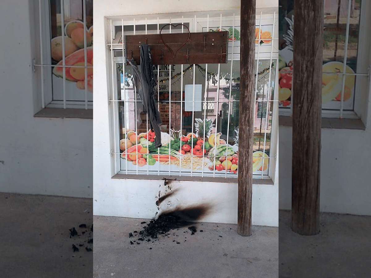 Indignante: quemaron un perchero solidario de barrio Sarmiento