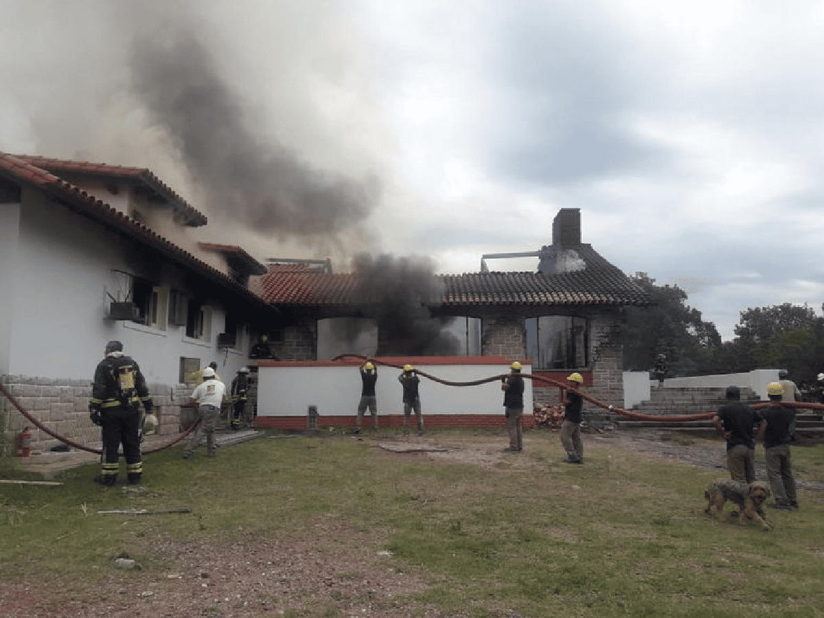 Voraz incendio en un hotel de Embalse: hay un desaparecido
