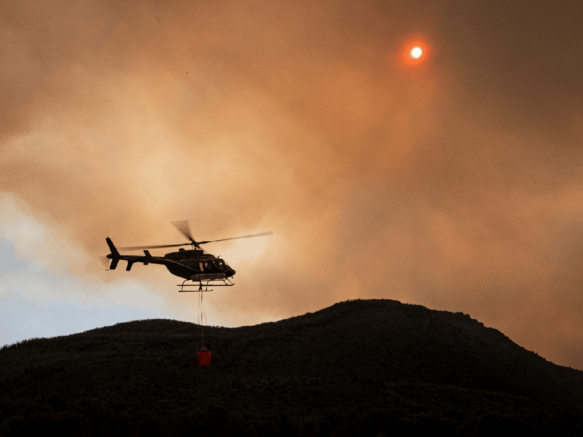 Cayó un helicóptero hidrante que combatía incendios y murieron sus dos ocupantes