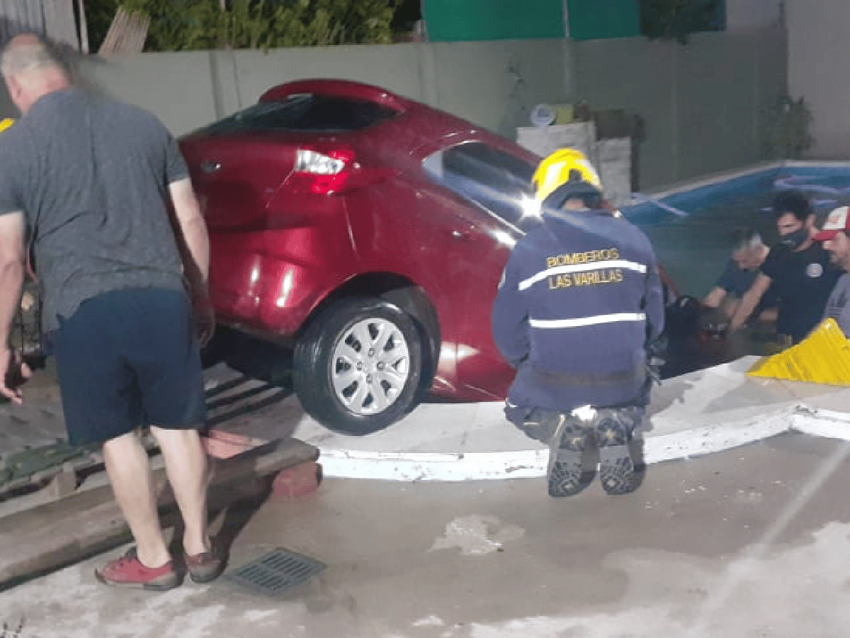 Las Varillas: auto cae a una pileta y queda sumergido