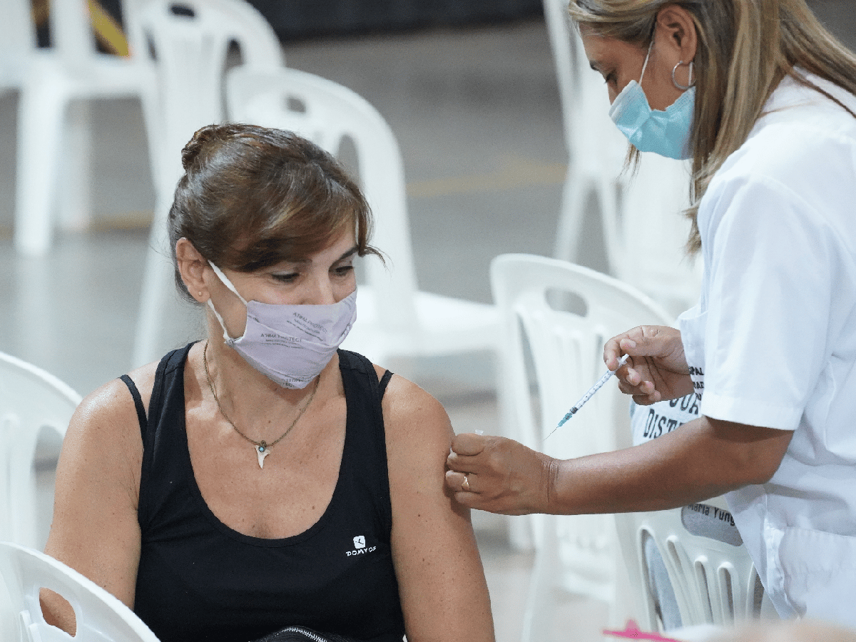 Las vacunas contra la covid-19 redujeron entre 6 y 12 veces la mortalidad