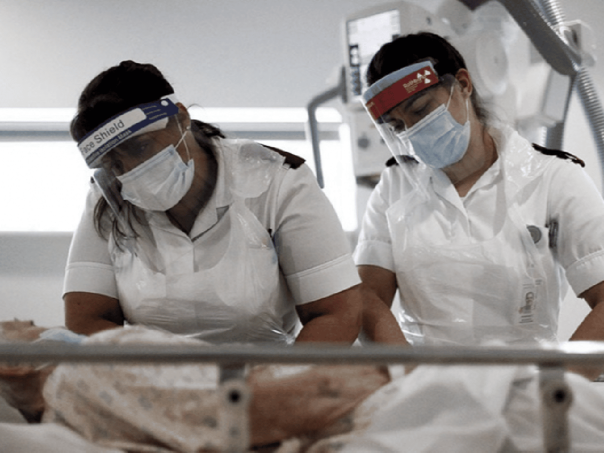 El brote de Ómicron pone en "presión extrema" a los hospitales del Reino Unido