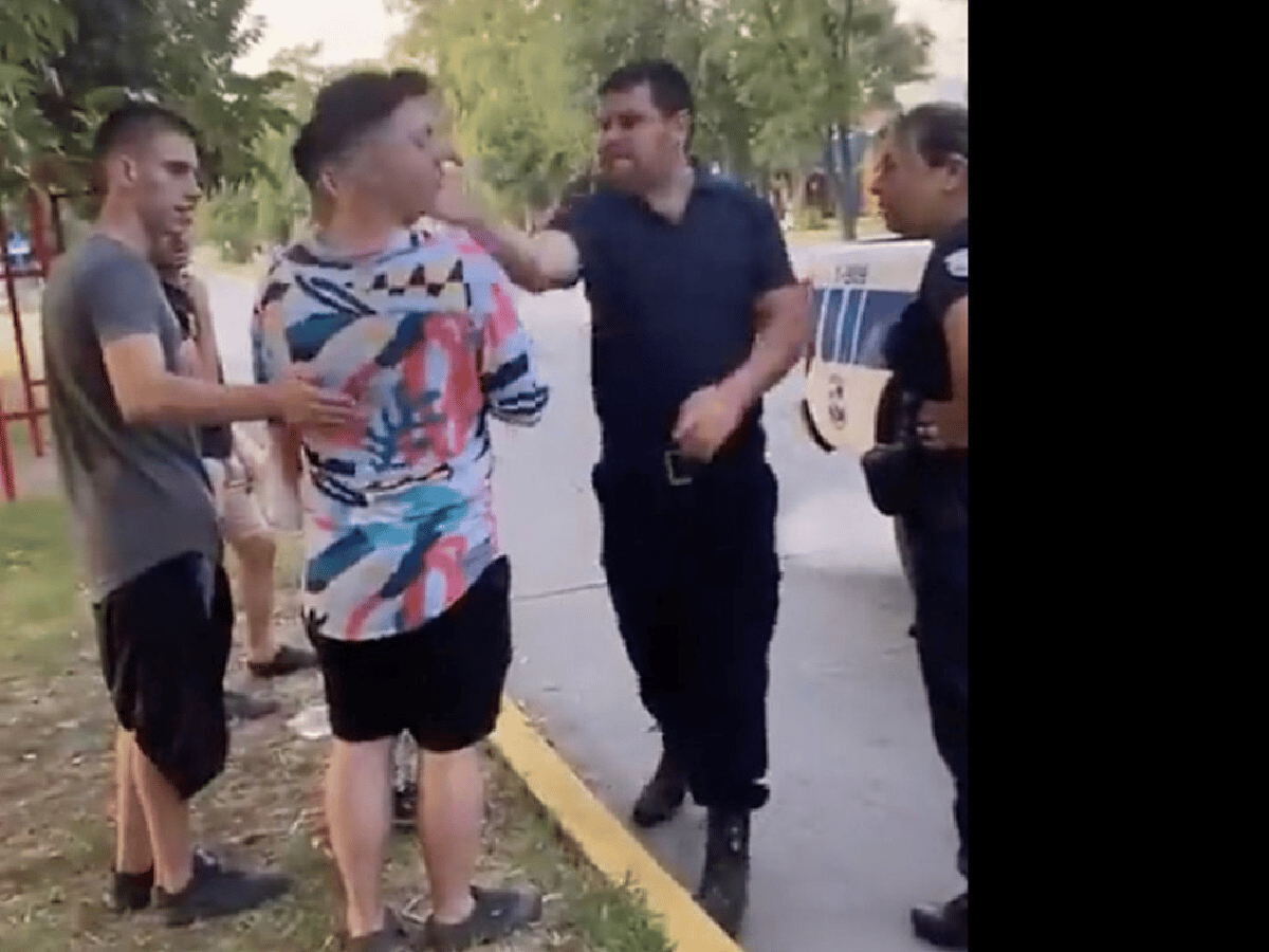 Se burló de su ropa y le dio una cachetada: la agresión de un policía a un joven en San Luis