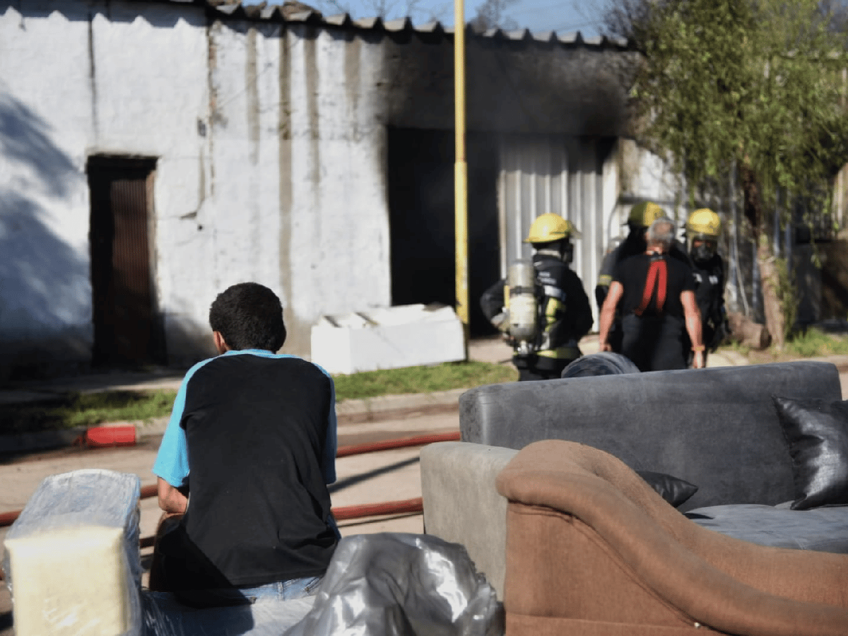 Una fábrica de muebles tuvo pérdidas casi totales por un incendio