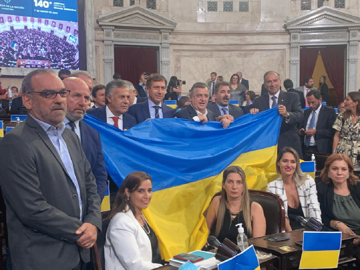 Juntos por el Cambio llenó el Congreso de banderas de Ucrania para cuestionar la postura del Gobierno