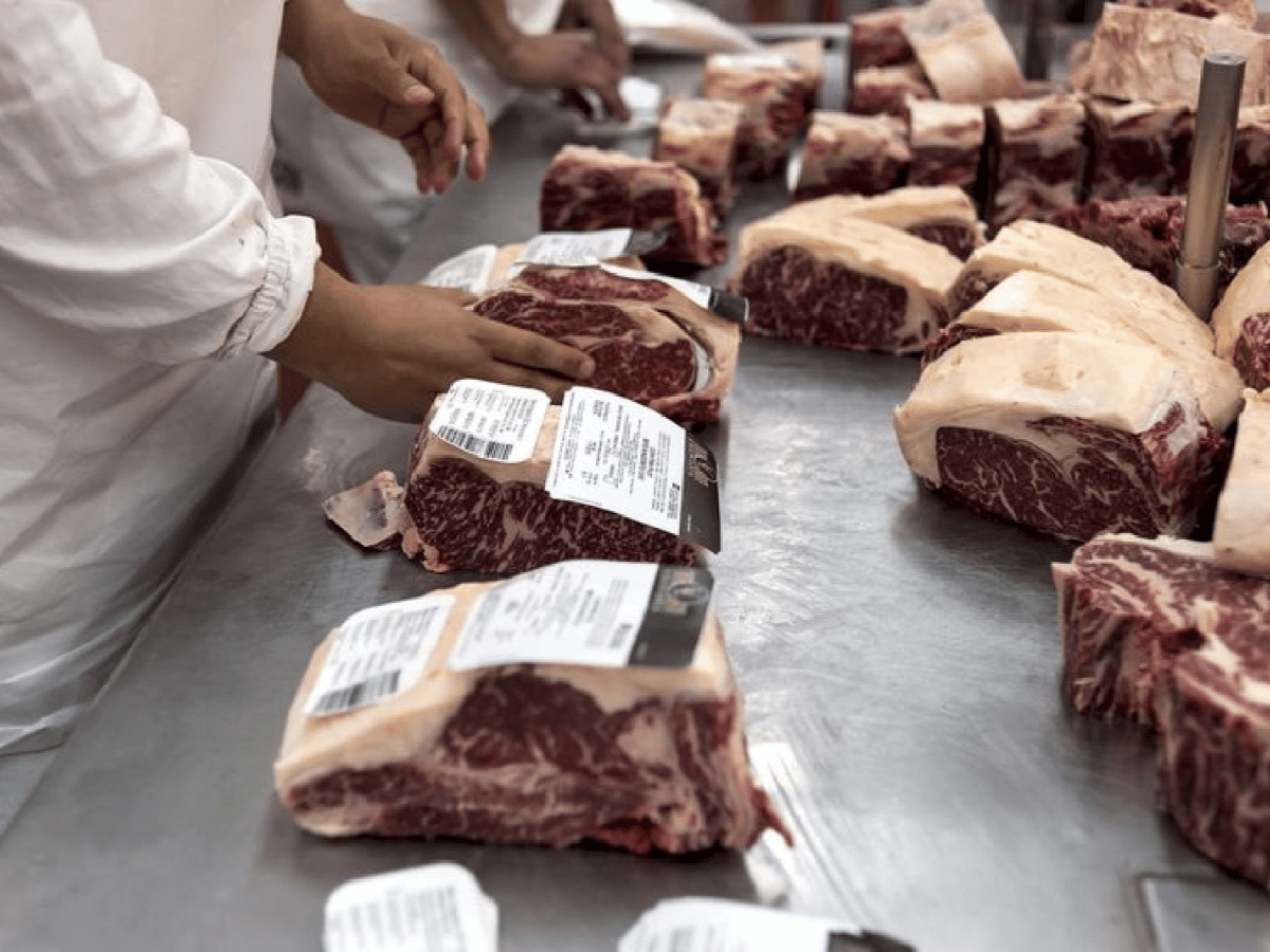 El gobierno prohibirá la exportación de carne a empresas que incumplan con el abastecimiento interno