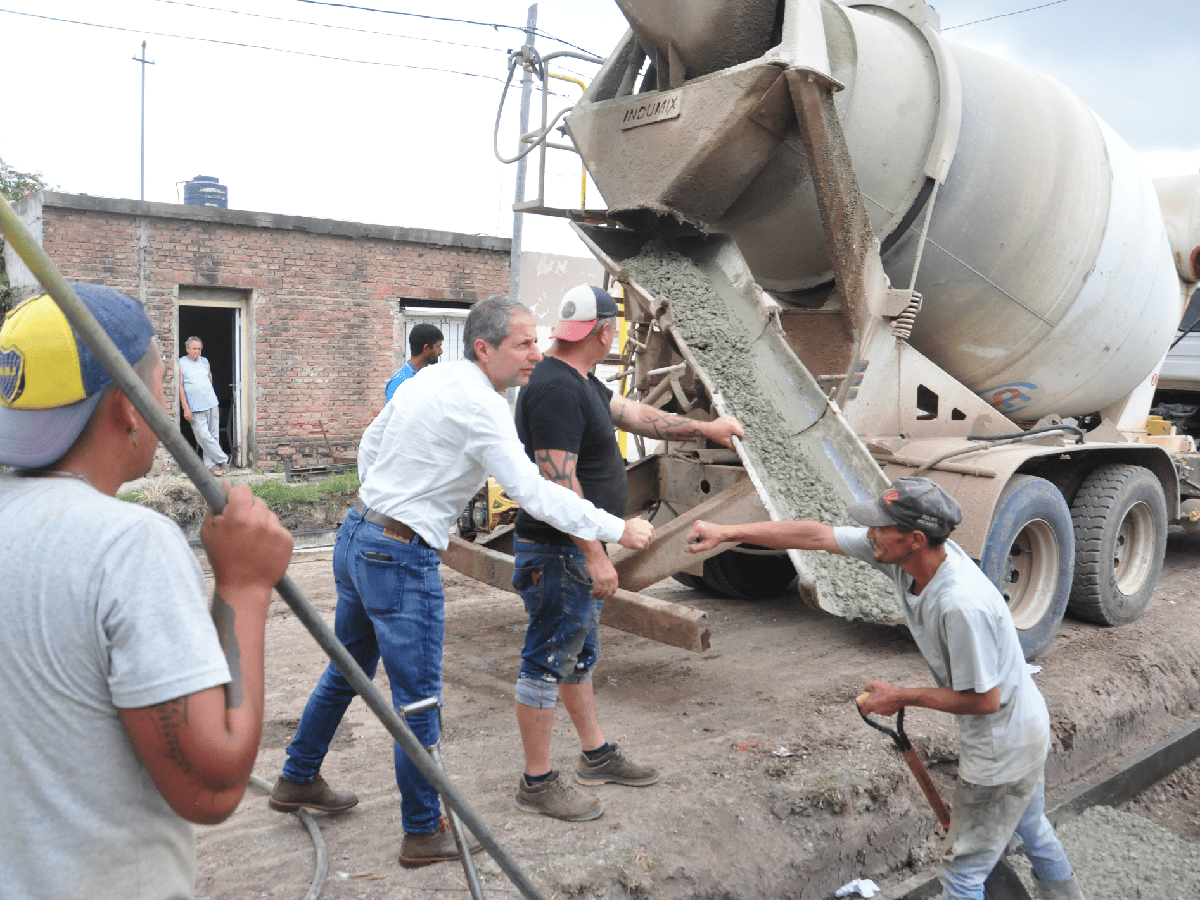  Avanza obra de cordón  cuneta en barrio San Cayetano 