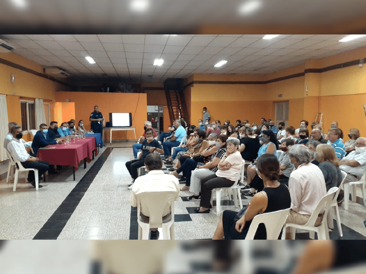 No solo seguridad: en barrio Vélez Sarsfield reclamaron por baldíos y ocupación de tierras  